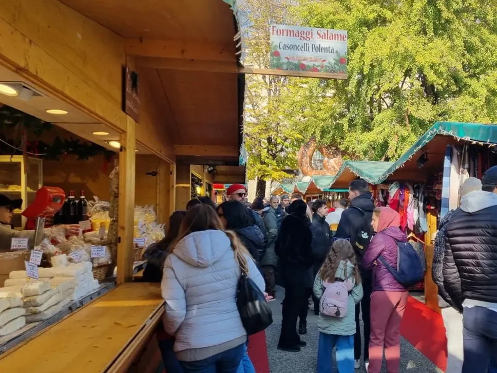 Tanta gente ai mercatini di piazzale Alpini