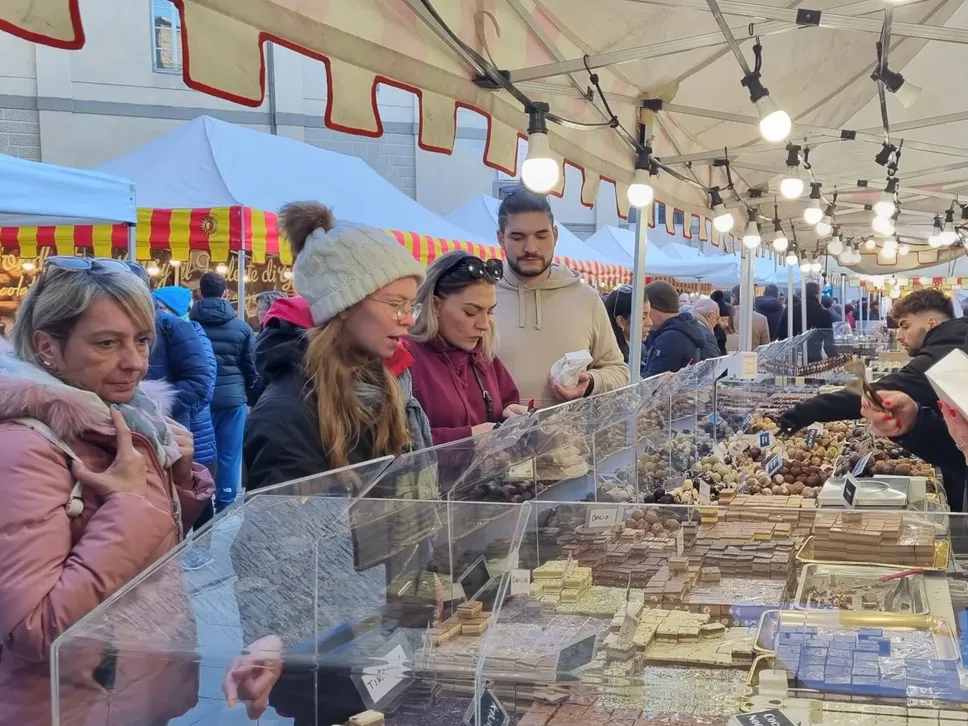 Cittadini e turisti alle bancarelle in piazza Cittadella