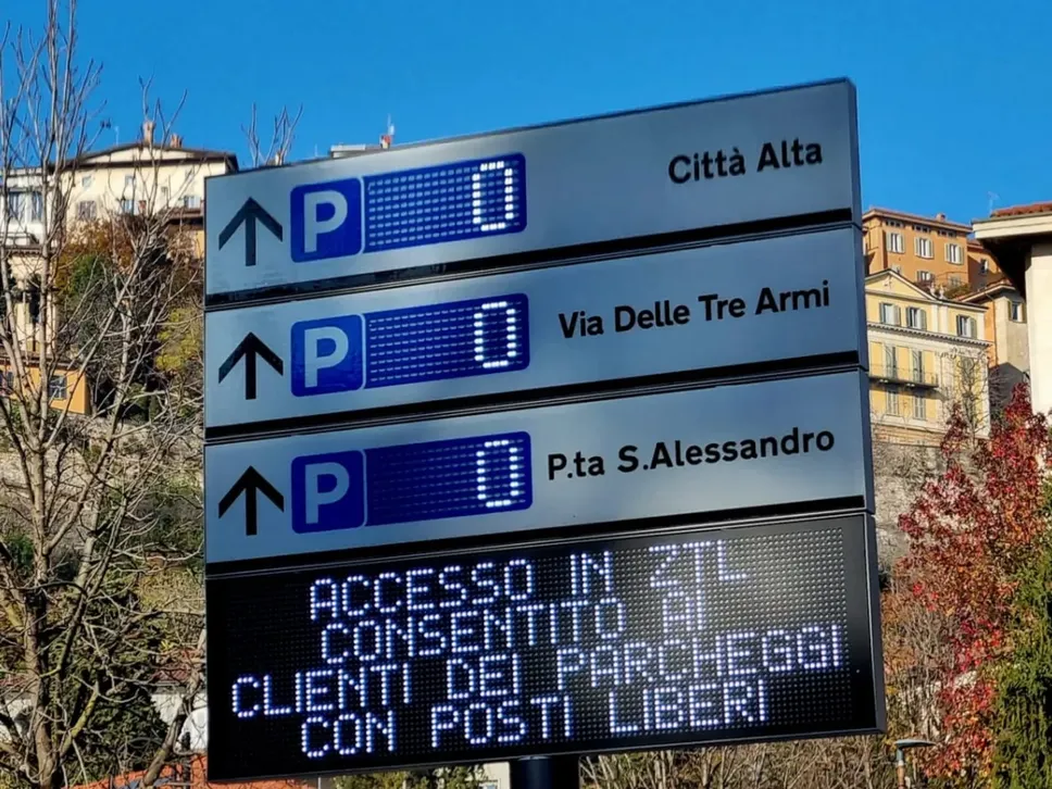 Il cartello che mostra i parcheggi esauriti in  Città Alta