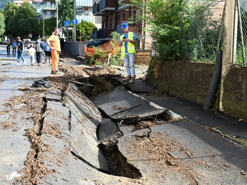 Via Ponte Pietra a Bergamo, dietro lo stadio, era collassato l’asfalto dopo l’alluvione del 9 settembre scorso. L’8 novembre ha riaperto