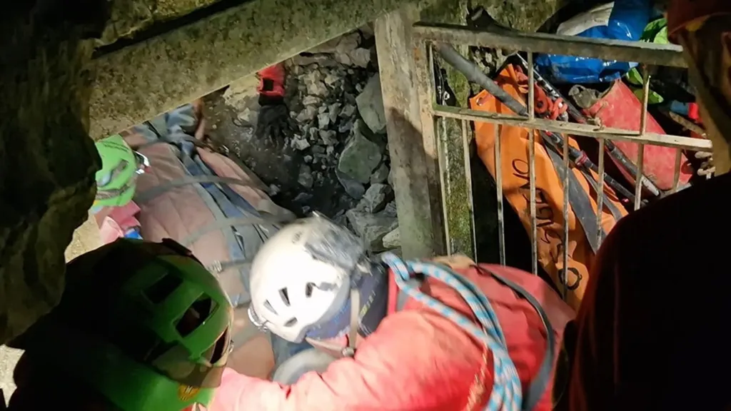 Ottavia Piana esce dalla grotta