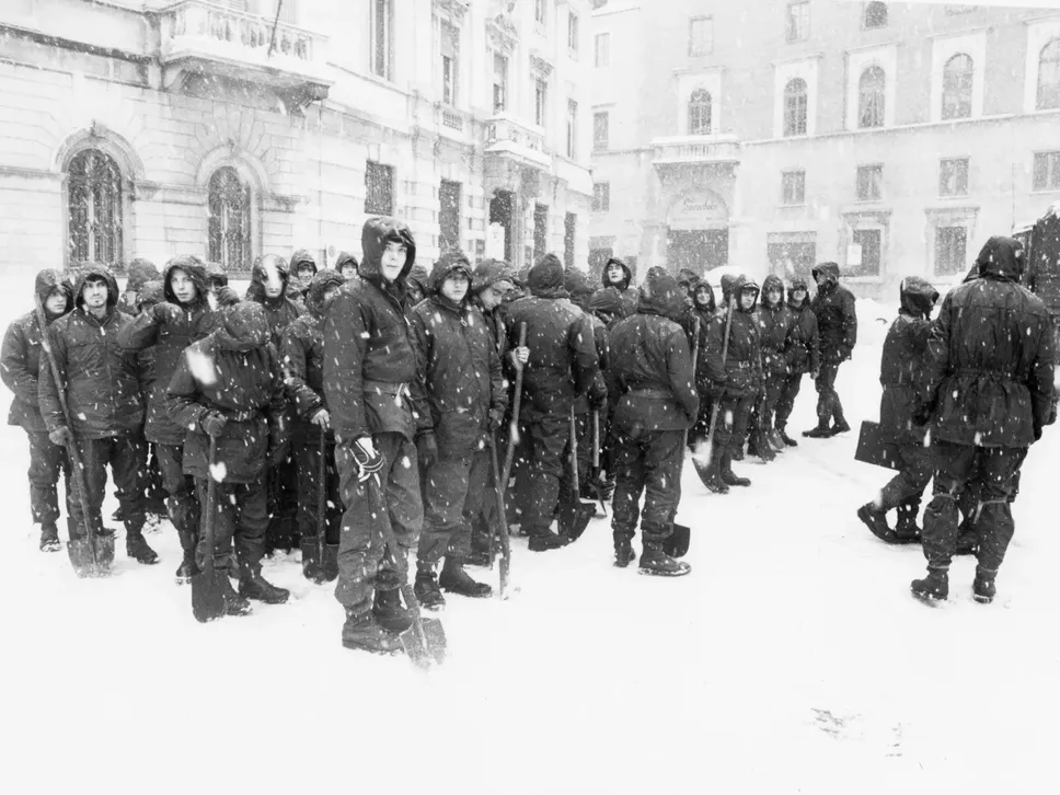 Una squadra di spalatori davanti a Palazzo Frizzoni