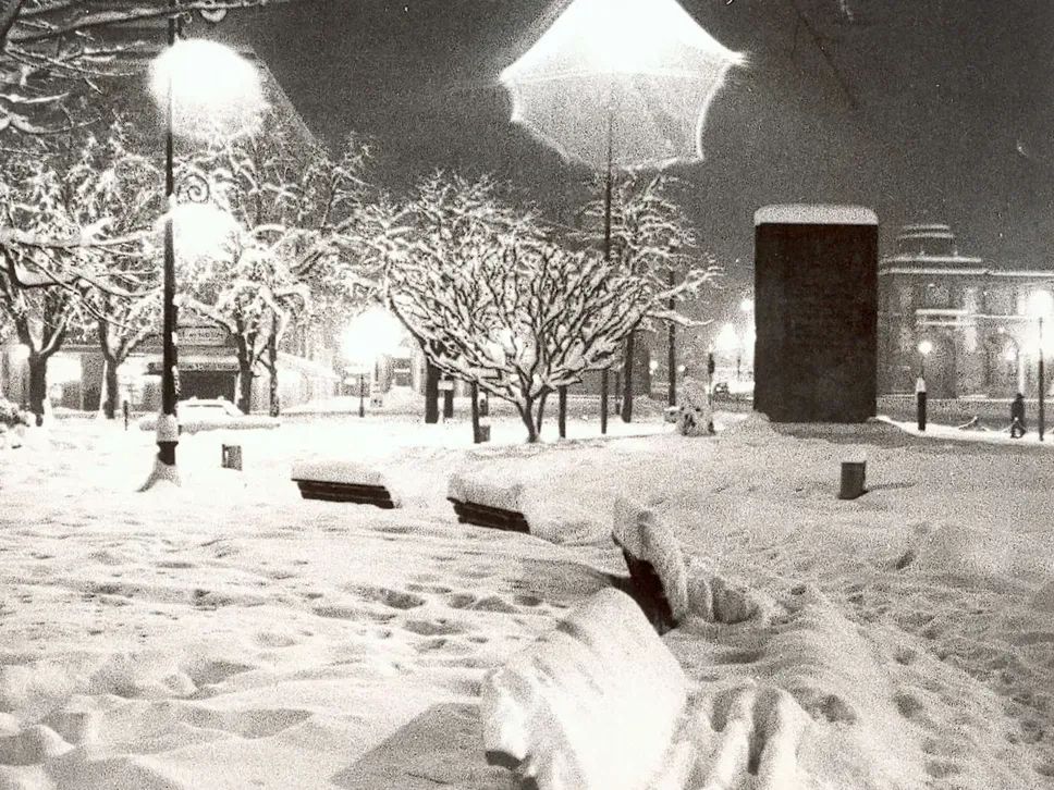 Uno scatto notturno della nevicata in centro città