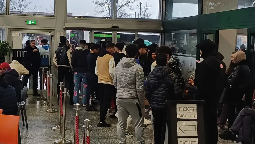 La coda del pomeriggio di sabato 24 febbraio alle Autolinee per l’autobus della linea 1 diretto a Oriocenter La coda del pomeriggio di sabato 24 febbraio alle Autolinee per l’autobus della linea 1 diretto a Oriocenter
