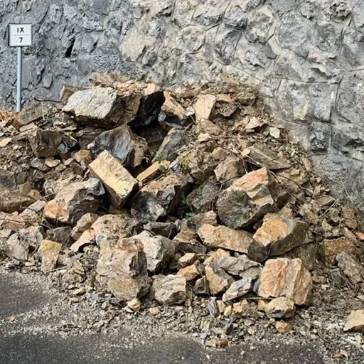 Sassi Cache Riva di Solto, strada invasa da sassi per le forti piogge