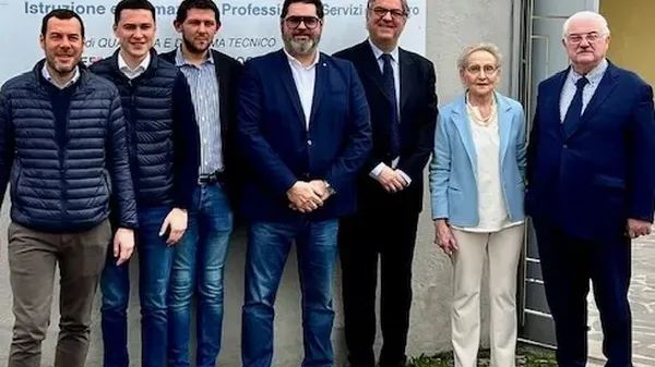 Da sinistra: il sindaco di Torre Boldone, Luca Macario; l’onorevole Stefano Benigni (Forza Italia); il presidente  della Fondazione istituti educativi di Bergamo Ivan Tassi; il direttore generale  della Fondazione Isb  Simone Nava; il presidente della Fondazione Isb Matteo Pittà; la coordinatrice del progetto e dirigente scolastico Isb Gabriella Savoldi; il consigliere regionale di FdI Pietro Macconi