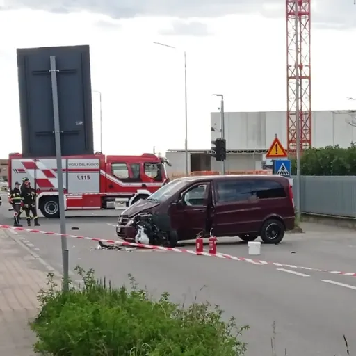 35enne muore nello schianto tra un furgone e una moto