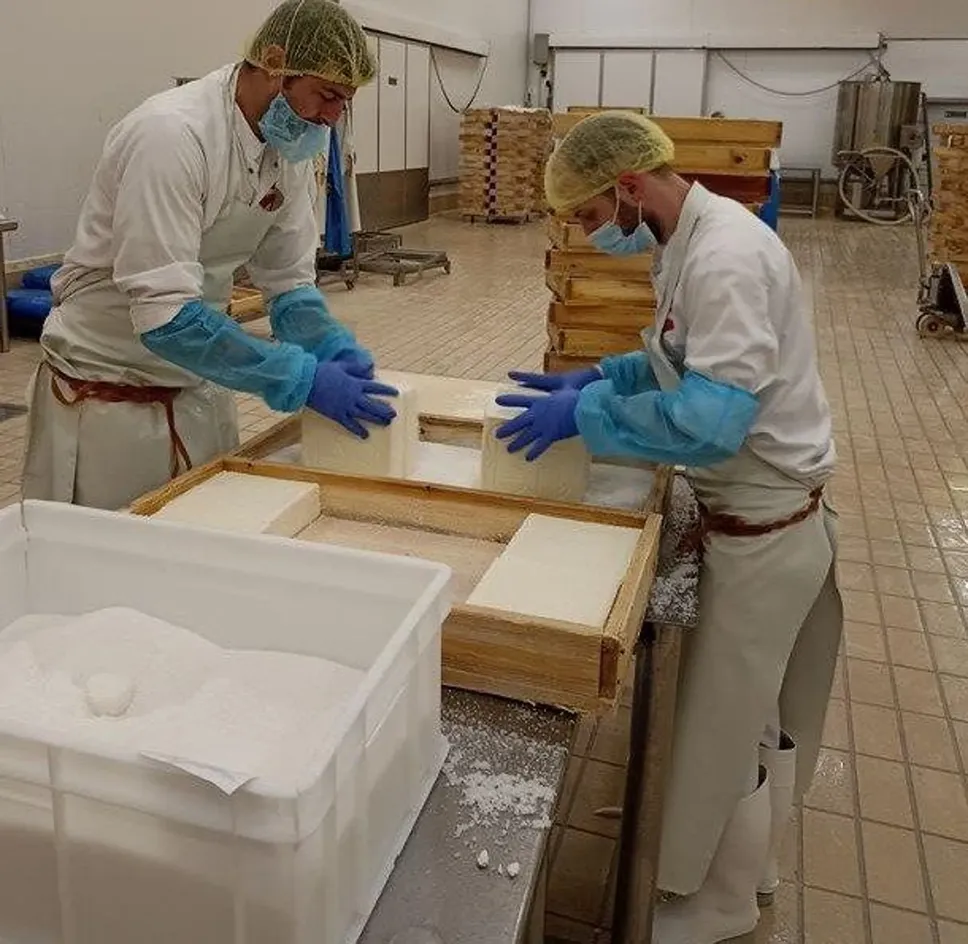 Lavorazione al Caseificio Arrigoni di Pagazzano