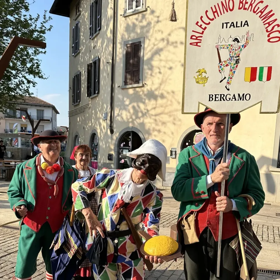 Il gruppo popolare Arlecchino Bergamasco Folk