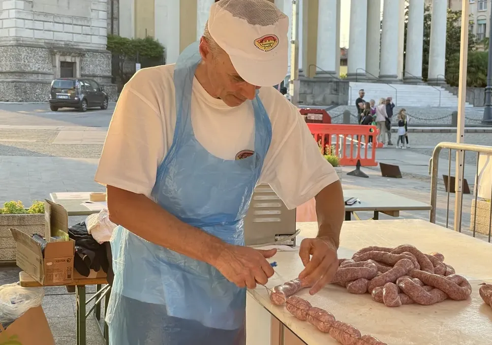 Un membro dell’Associazione Norcini Di Calcinate mentre prepara i salumi