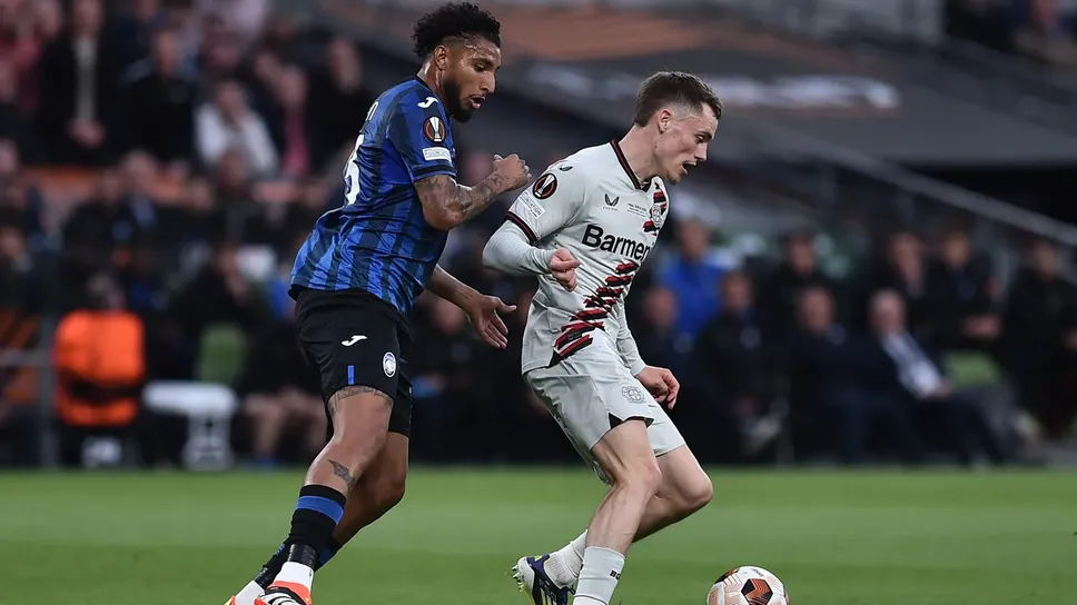 Ederson in azione contro Florian Wirtz nella finale di Europa League vinta contro il Bayer Leverkusen. A Dublino il centrocampista brasiliano ha rimediato una contusione al ginocchio che ha indotto Gasp a lasciarlo in panchina contro il Torino. Domenica 2 giugno con i viola Ederson dovrebbe essere in campo. Ederson in azione contro Florian Wirtz nella finale di Europa League vinta contro il Bayer Leverkusen. A Dublino il centrocampista brasiliano ha rimediato una contusione al ginocchio che ha indotto Gasp a lasciarlo in panchina contro il Torino. Domenica 2 giugno con i viola Ederson dovrebbe essere in campo.