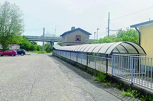 La tettoia del sottopasso della stazione di Vidalengo