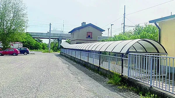 La tettoia del sottopasso della stazione di Vidalengo