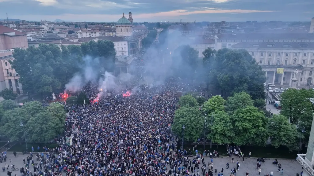 La folla in Porta Nuova
