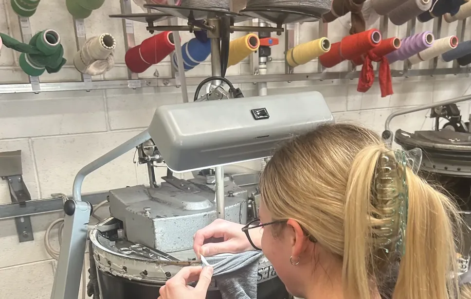 Una fase di produzione al calzificio Bresciani di Spirano Una fase di produzione al calzificio Bresciani di Spirano