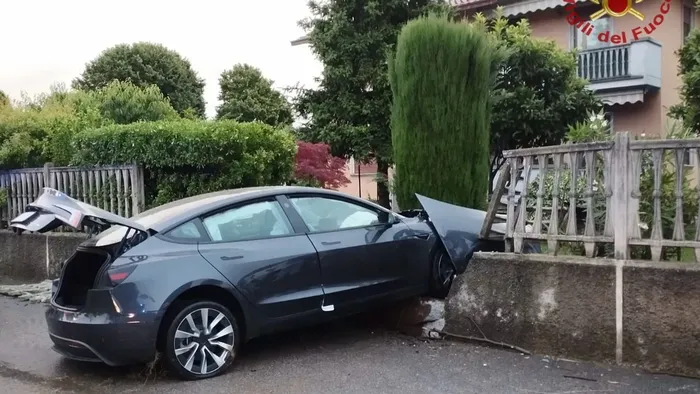 Brembate, auto esce di strada e sfonda il muretto di un giardino ...