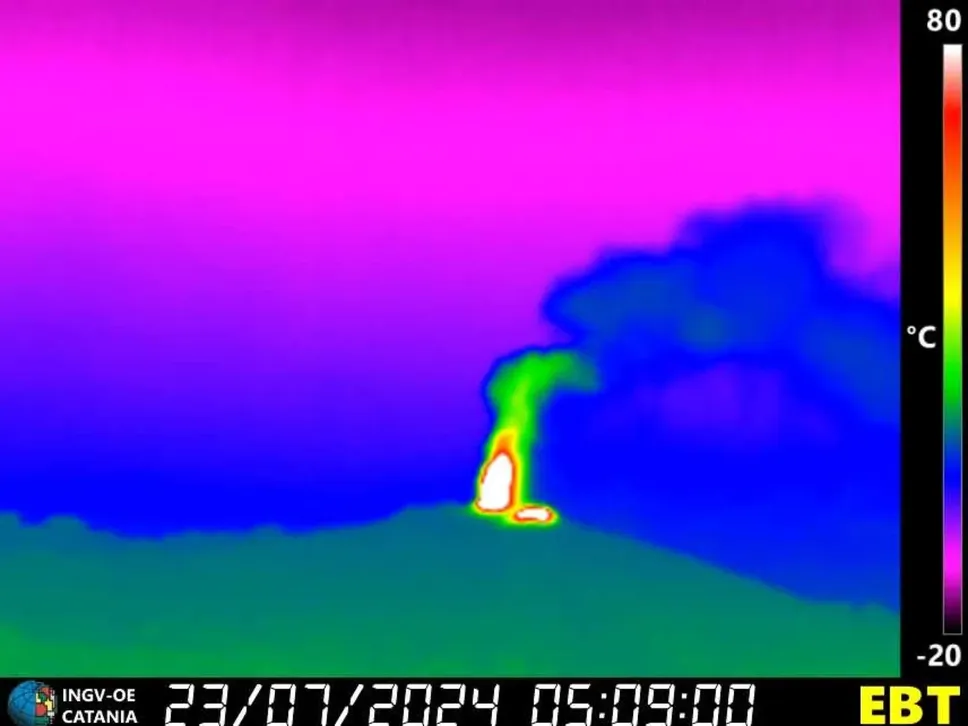 Un’intesa nube vulcanica emerge per diversi chilometri di altezza dal cratere Voragine dell’Etna
