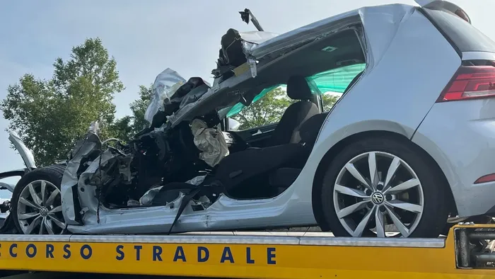 Frontale tra la sua auto e un camion: muore a 26 anni