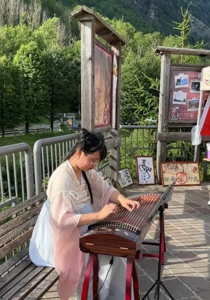 Musicista di Guzheng, l’arpa cinese