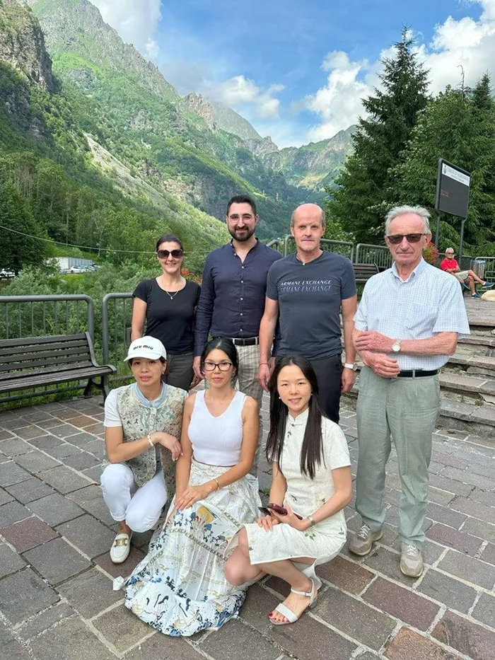 Da sinistra: Federica Villa (Consigliere Comunale, delegata alle Associazioni del Comune); Thomas Conti (Delegato al turismo); Walter Semperboni (Sindaco di Valbondione); Florindo Albricci (Consigliere Delegato per il Comprensorio Sciistico) + Associazione culturale cinese di Bergamo