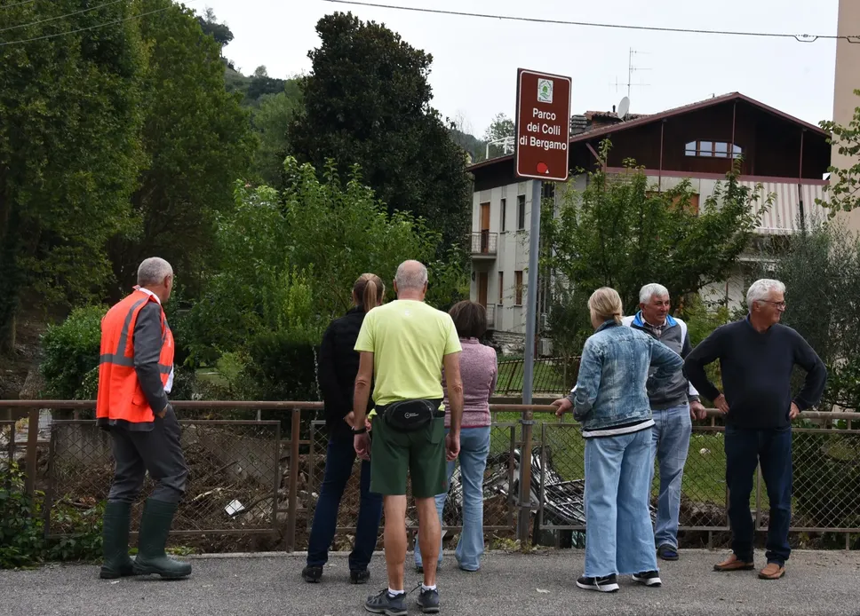 Ai lavori di pulizia del torrente hanno assistito anche alcuni residenti del quartiere
