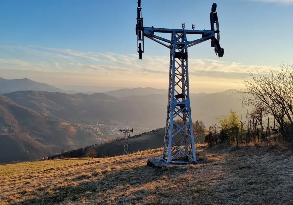 I piloni della vecchia seggiovia del Farno