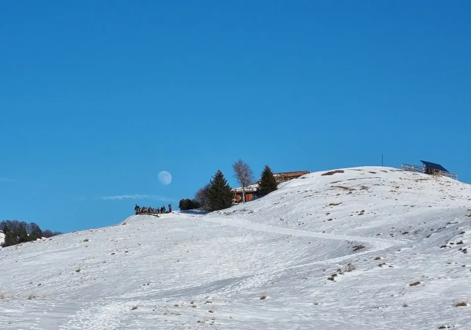 La luna sbucare dal rifugio Parafulmine