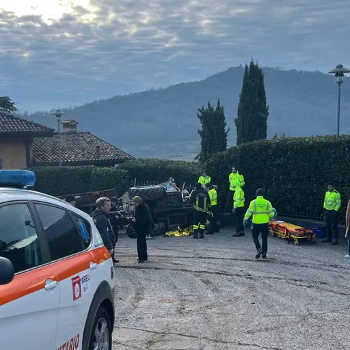 Si ribalta con il trattore a Cenate, ferito un 56enne
