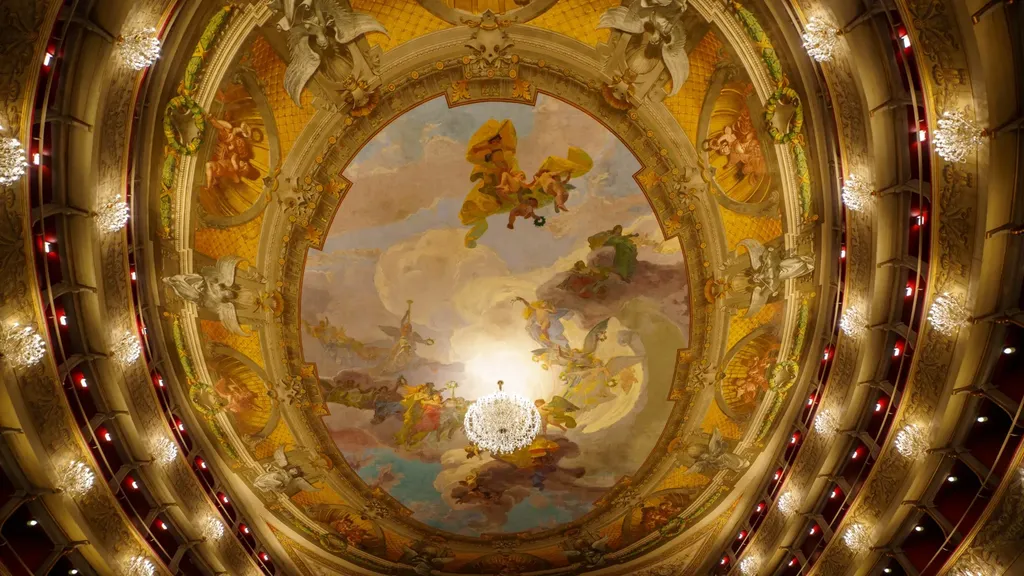 Il soffitto affrescato del Teatro Donizetti