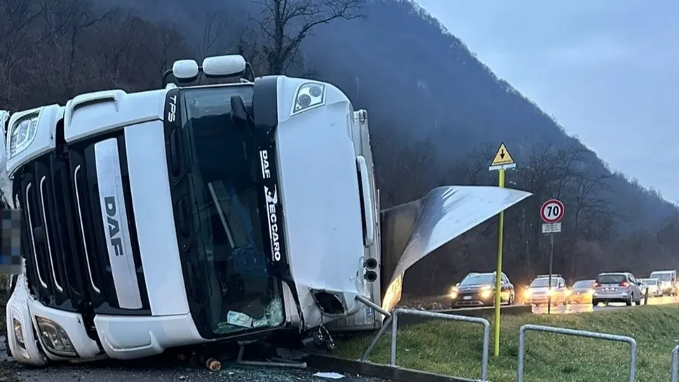 Il camion che lunedì ha bloccato la Valle, a Casnigo Il camion che lunedì ha bloccato la Valle, a Casnigo