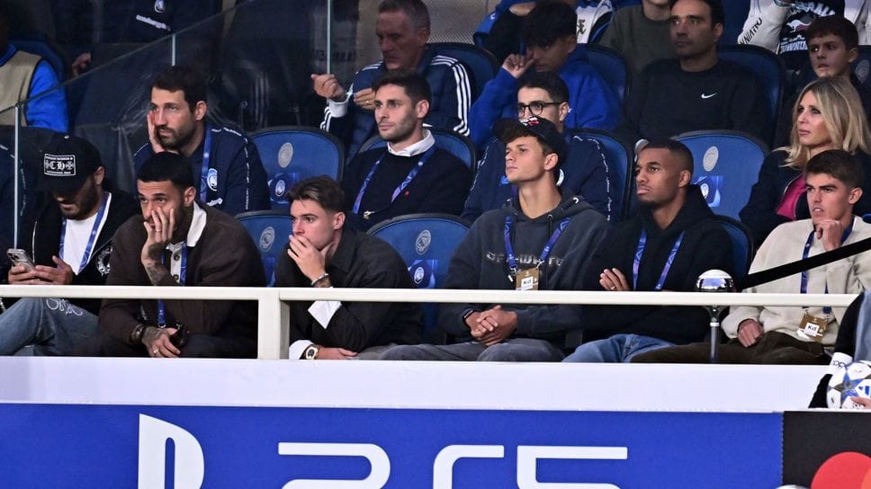 Gianluca Scamacca (secondo da sinistra) martedì in tribuna
