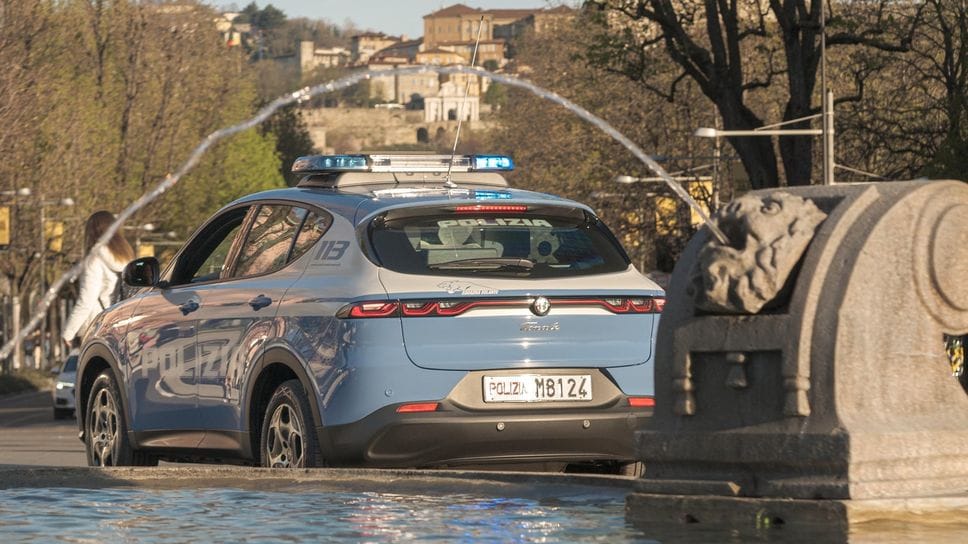 Una volante della polizia di Stato