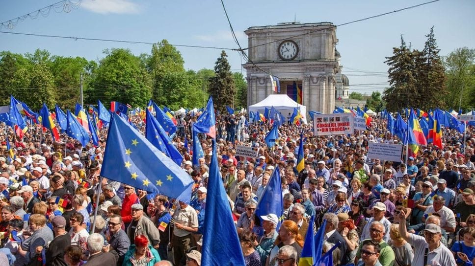 Una manifestazione pro Europa nel centro di Chisinau, capitale della Moldavia
