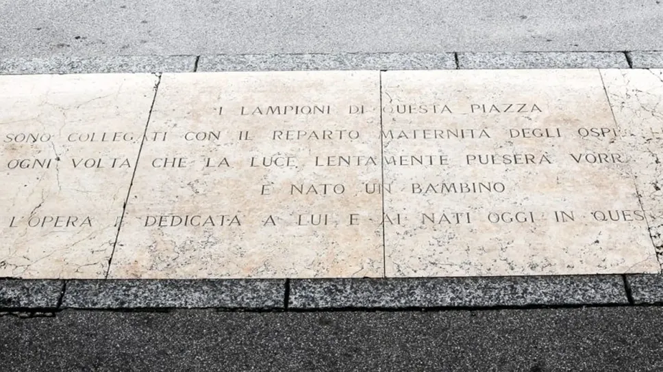 L’iscrizione che spiegava l’opera «Ai nati oggi»