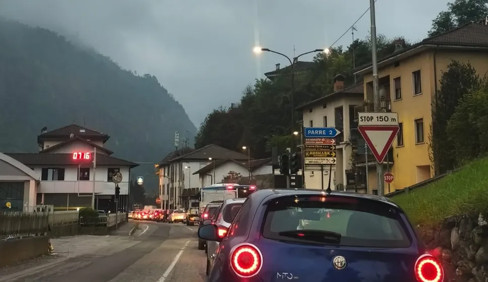 Lunghe code in Valle Seriana verso Bergamo nella mattinata del primo ottobre