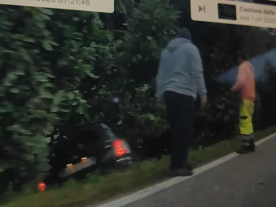 L’auto fuori strada all’altezza dell’ex discoteca Hitek di Clusone