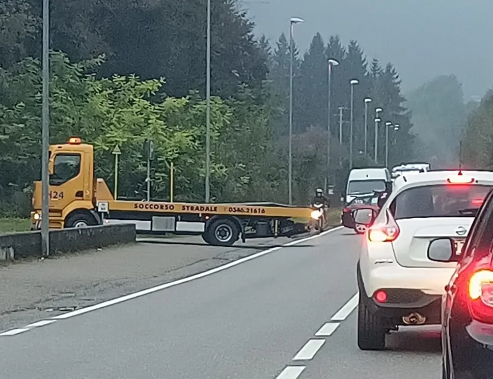 Il carro attrezzi in movimento a Clusone