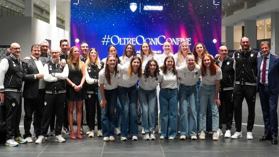Foto di gruppo per giocatrici, dirigenti e tecnici del Volley Bergamo 1991 alla presentazione nella sede di Autotorino