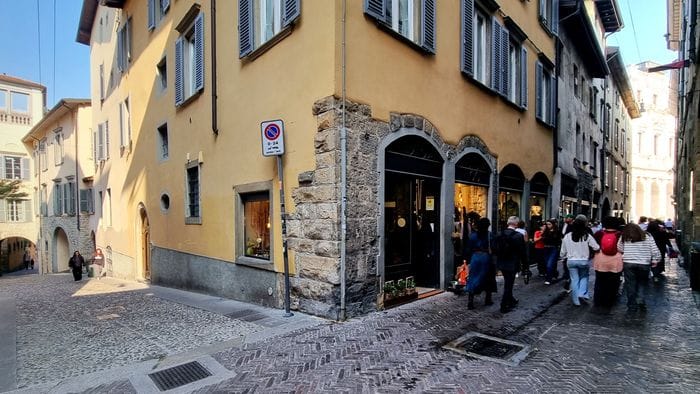 https://storage.ecodibergamo.it/media/photologue/2025/10/10/photos/cache/bergamo-ripartono-i-lavori-sulla-corsarola-e-in-colle-aperto-arriva-la-pietra_6ddd30da-a54e-11f0-ab25-27d30ab876f4_1920_1080_v3_large_16_9.jpg