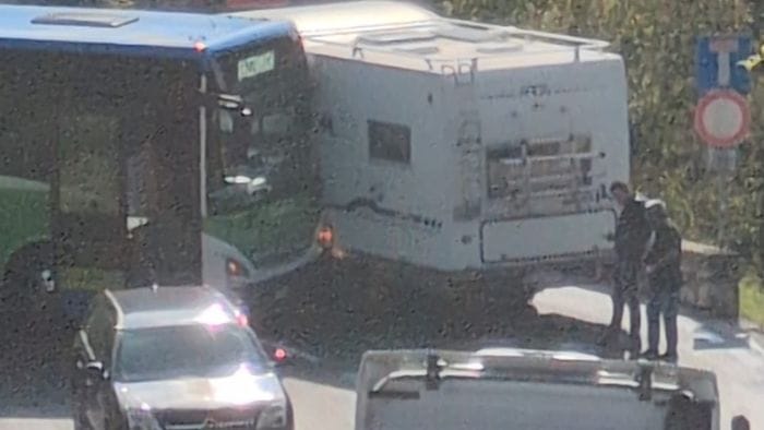 https://storage.ecodibergamo.it/media/photologue/2025/10/10/photos/cache/curve-della-selva-bus-bloccato-da-un-camper-traffico-in-tilt_b6038074-a5cd-11f0-ab25-27d30ab876f4_1920_1080_v3_large_16_9.jpeg