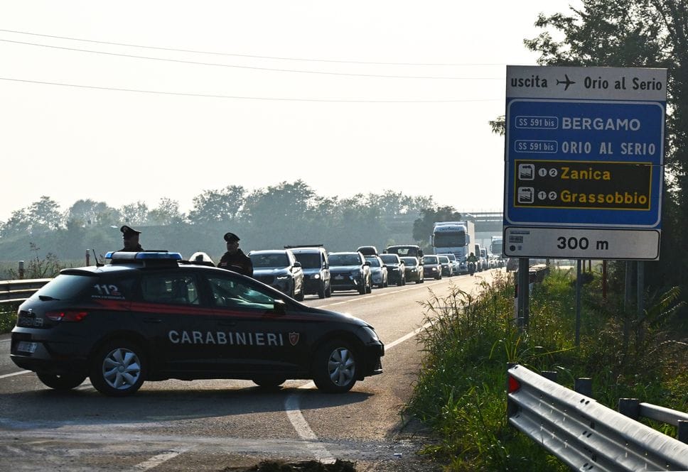 Le code dopo l’incidente di Grassobbio in cui due auto si sono scontrate frontalmente. Grave un 46enne.