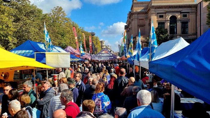 https://storage.ecodibergamo.it/media/photologue/2025/10/10/photos/cache/mercatanti-sul-sentierone-100-bancarelle-da-tutta-europa_91573210-a5c4-11f0-ab25-27d30ab876f4_1920_1080_v3_large_16_9.jpg