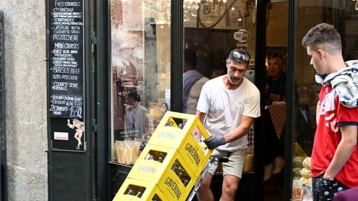 https://storage.ecodibergamo.it/media/photologue/2025/10/11/photos/cache/carico-e-scarico-in-piazza-della-cittadella-un-problema-ma-mancano-alternative_765120e2-a6c4-11f0-ab25-27d30ab876f4_1920_1080_v3_large_16_9.jpg
