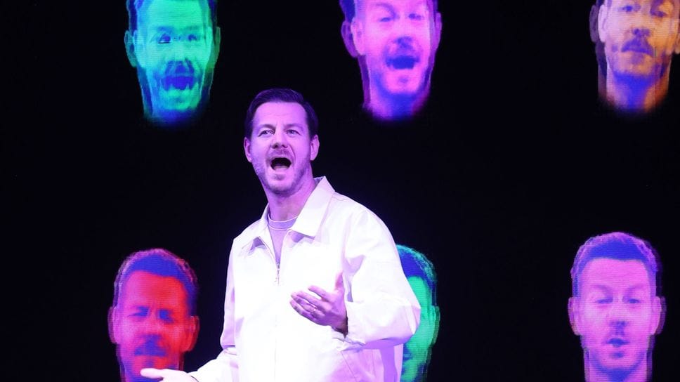 Alessandro Cattelan sul palcoscenico della Chorus Arena Alessandro Cattelan sul palcoscenico della Chorus Arena
