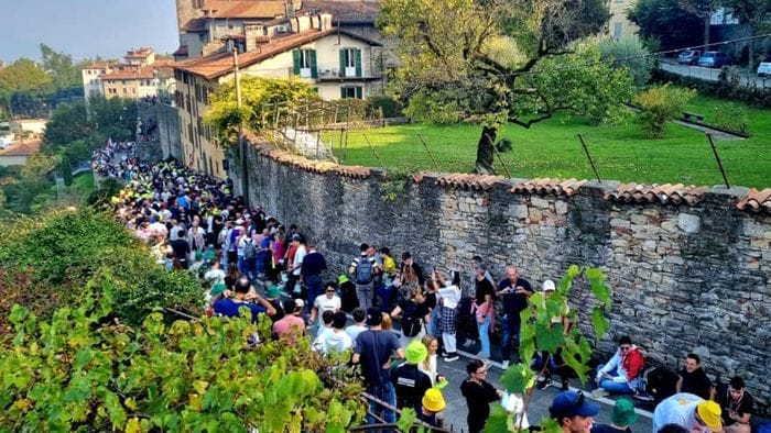 https://storage.ecodibergamo.it/media/photologue/2025/10/11/photos/cache/giro-di-lombardia-atteso-il-passaggio-alla-boccola-in-testa-a-zambla-alta-lam_77c1fdb8-a6a9-11f0-ab25-27d30ab876f4_1920_1080_v3_large_16_9.jpeg