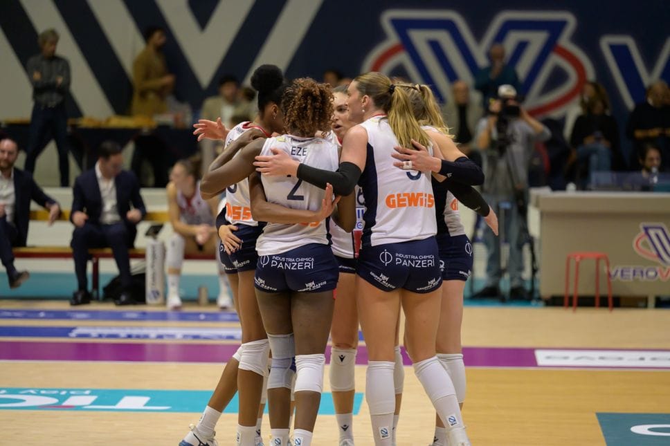 Le giocatrici del Volley Bergamo 1991 nel debutto perso per 3-0 contro Milano a Monza