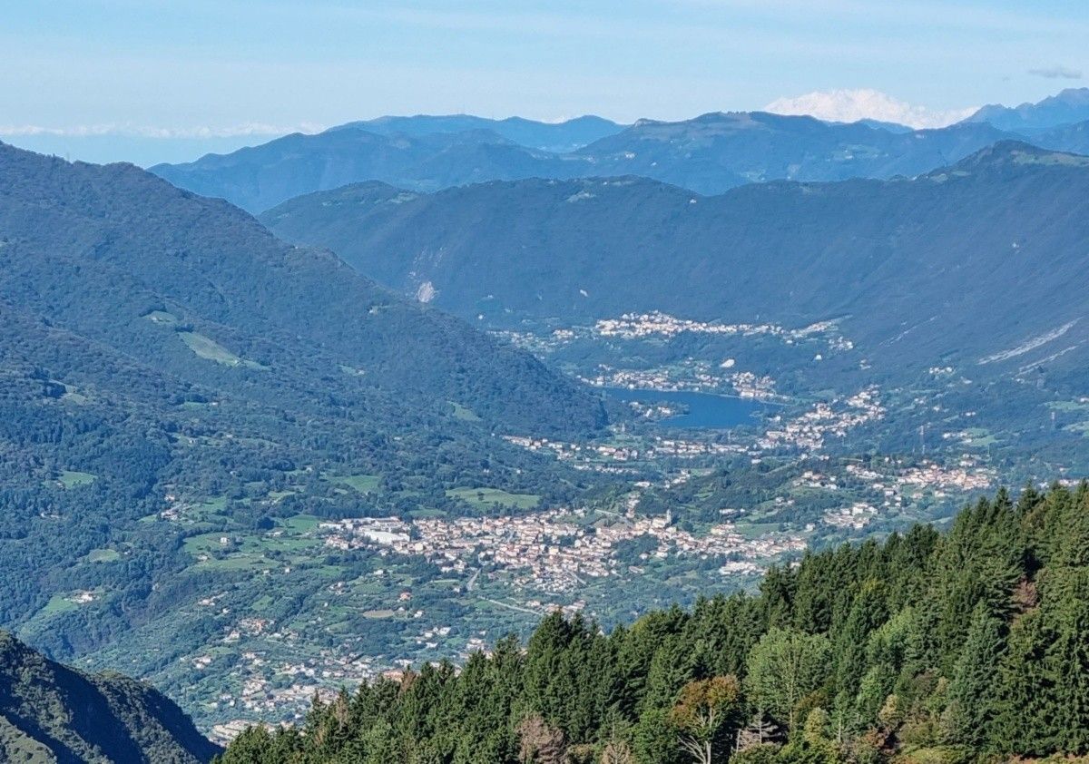 Zoom sul lago d’Endine (in lontananza il monte Rosa)