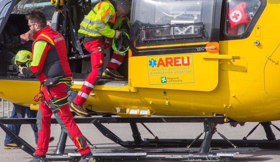 La pensionata è stata portata in ospedale con l’eliambulanza giunta da Sondrio