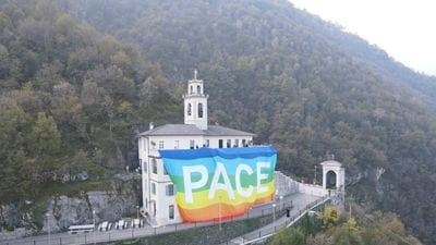 https://storage.ecodibergamo.it/media/photologue/2025/10/11/photos/cache/maxi-bandiera-della-pace-sulla-facciata-della-casa-del-pellegrino-alla-cornabusa_aefad3d0-a6c8-11f0-ab25-27d30ab876f4_1920_1080_display.jpg