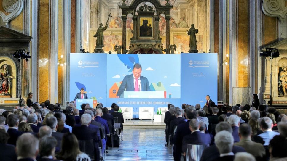 Sullo sfondo il presidente Azzi si rivolge alla platea nel Complesso Monumentale di Santa Maria La Nova
